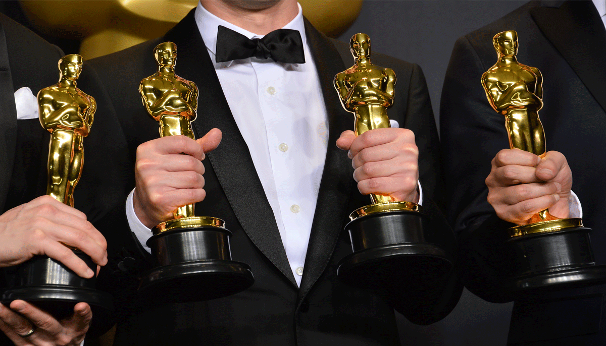 hands-holding-Oscar-statues