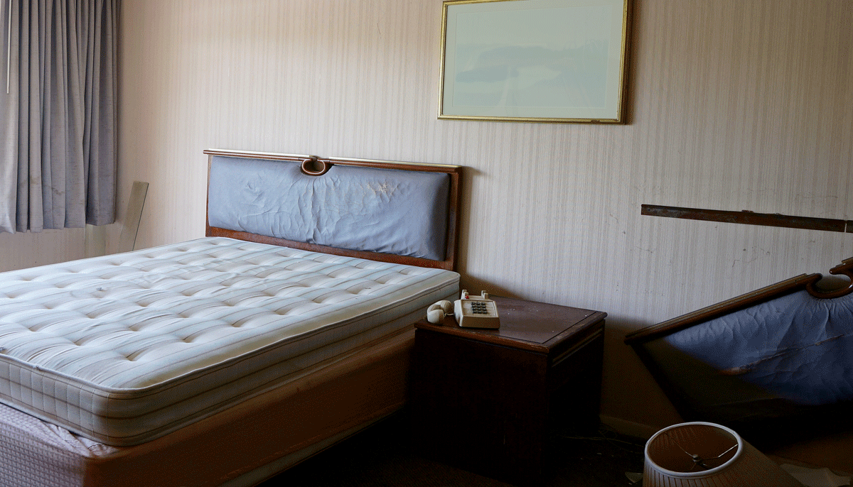 creepy-hotel-room