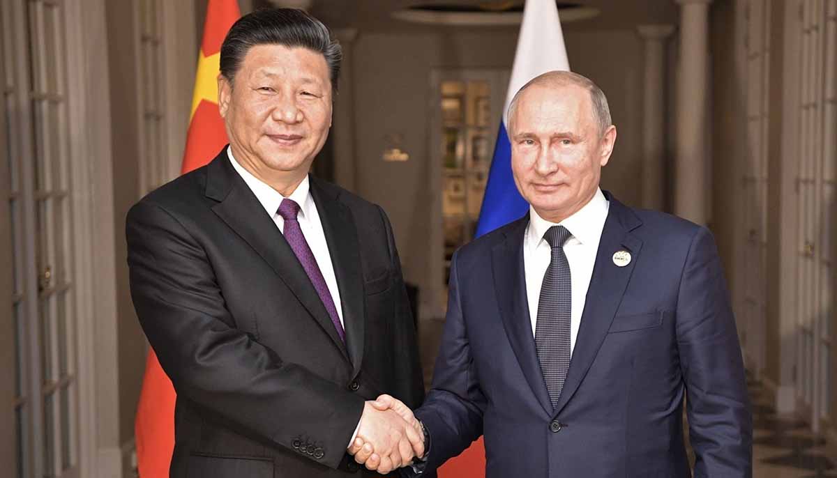 Russian President Vladimir Putin (R) meets with his Chinese counterpart Xi Jinping on the sidelines of the 10th BRICS summit on July 26, 2018 in Johannesburg, South Africa.