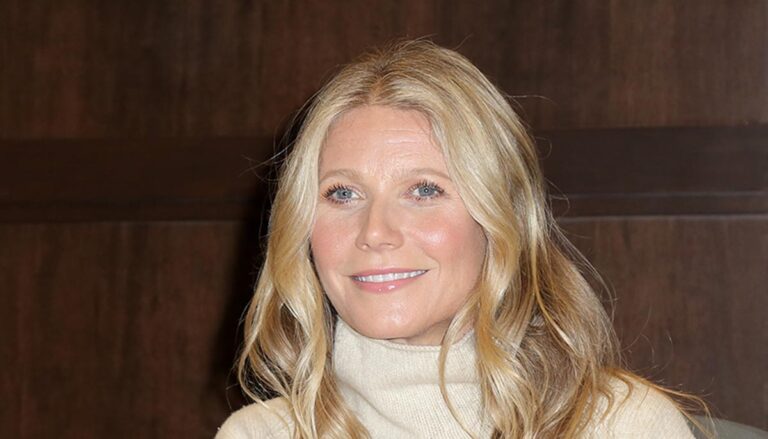 LOS ANGELES - JAN 14: Gwyneth Paltrow signs her new Book "The Clean Plate" at the Barnes & Noble at The Grove on January 14, 2019 in Los Angeles, CA